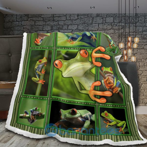 Narutal Green Frog Cute Sherpa Blanket Product Photo