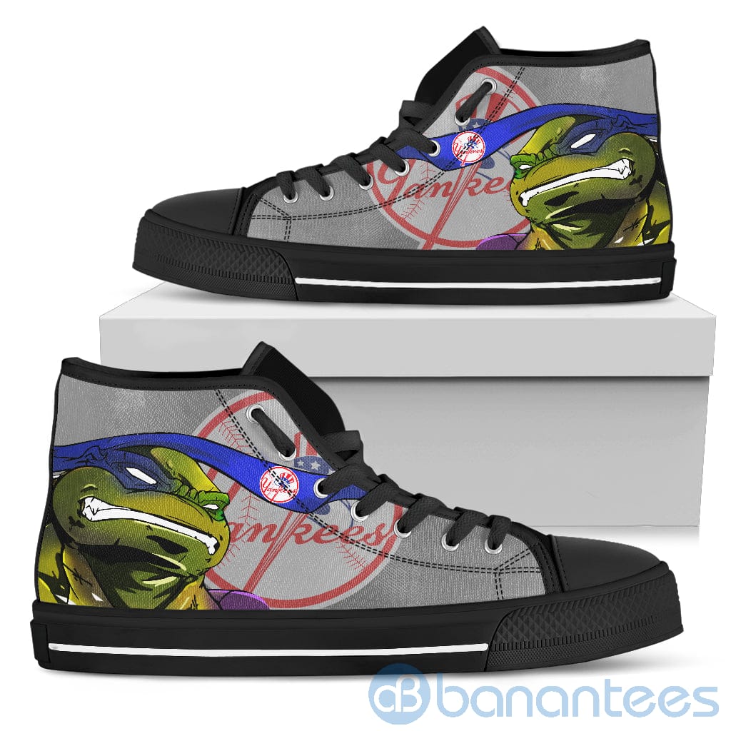 ugly-tutle-and-logo-of-new-york-yankees-ninja-high-top-shoes-3-OhKKN.jpg Ugly Tutle And Logo Of New York Yankees Ninja High Top Shoes Product Photo