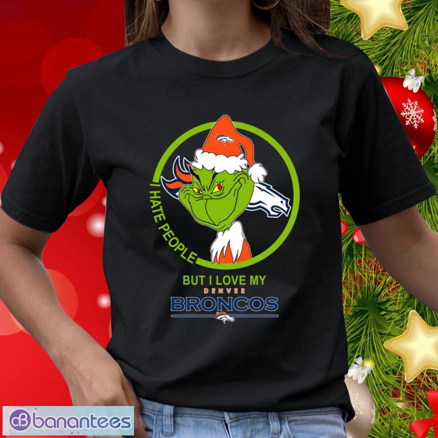 Grinch Hand Holding Denver Broncos Christmas T-Shirt - TeeNavi