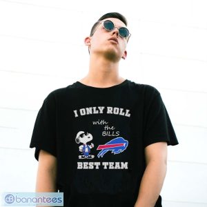Official Snoopy I Only Roll With The Bills Best Team Shirt - G500 Gildan T-Shirt