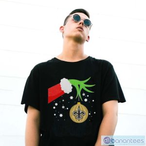 EtIpwgl9 funny the grinch hand holding ornament new orleans saints christmas sweater shirt 2 300x300 image Funny The Grinch Hand Holding Ornament New Orleans Saints Christmas Sweater Shirt - G500 Gildan T-Shirt