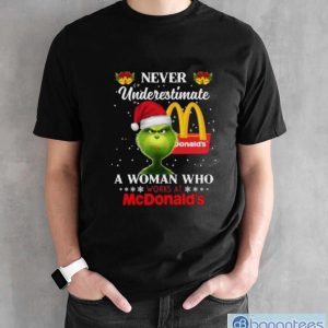 Christmas 2023The Grinch Santa Hat Never Underestimate a Woman who Works at McDonald’s shirt - Black Unisex T-Shirt