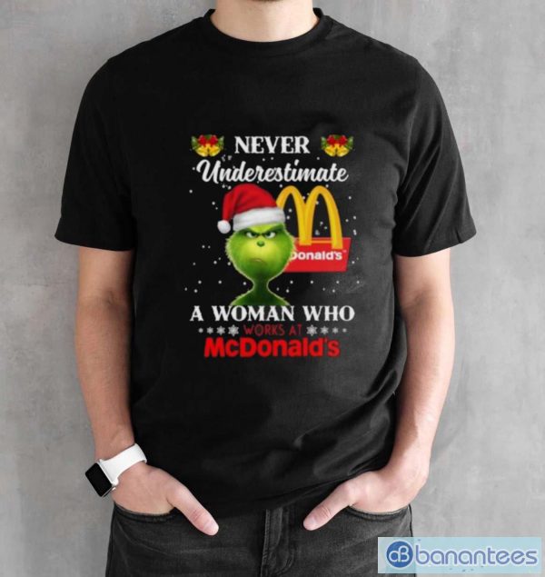 Christmas 2023The Grinch Santa Hat Never Underestimate a Woman who Works at McDonald’s shirt - Black Unisex T-Shirt