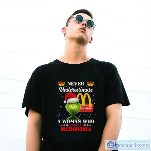 Christmas 2023The Grinch Santa Hat Never Underestimate a Woman who Works at McDonald’s shirt - G500 Gildan T-Shirt