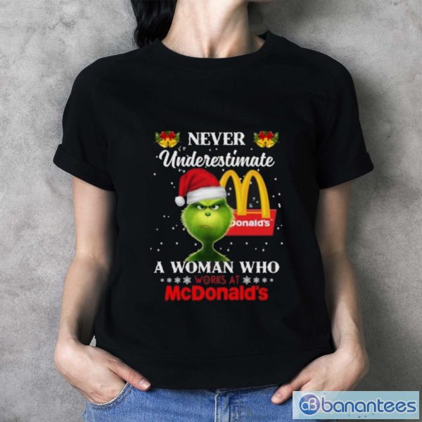 Christmas 2023The Grinch Santa Hat Never Underestimate a Woman who Works at McDonald’s shirt - Ladies T-Shirt