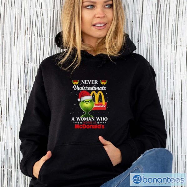 Christmas 2023The Grinch Santa Hat Never Underestimate a Woman who Works at McDonald’s shirt - Unisex Hoodie