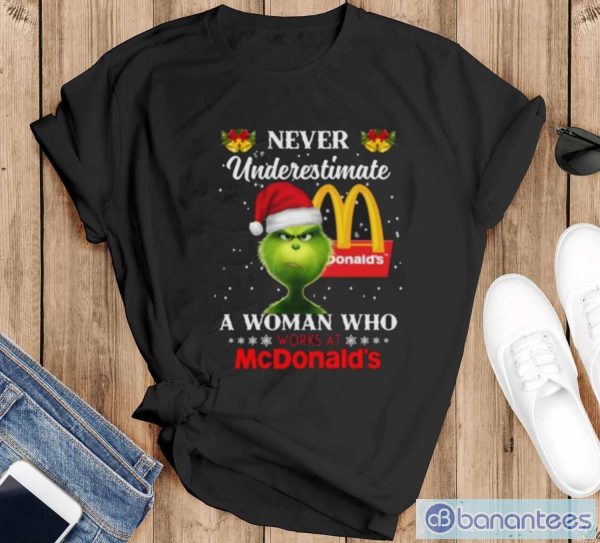 Christmas 2023The Grinch Santa Hat Never Underestimate a Woman who Works at McDonald’s shirt - Black T-Shirt