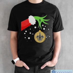 Funny The Grinch Hand Holding Ornament New Orleans Saints Christmas Sweater Shirt - Black Unisex T-Shirt