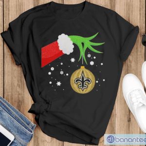 Funny The Grinch Hand Holding Ornament New Orleans Saints Christmas Sweater Shirt - Black T-Shirt