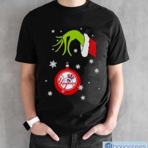 Grinch Hand holding Ornament New York Yankees Snowflake Christmas shirt - Black Unisex T-Shirt