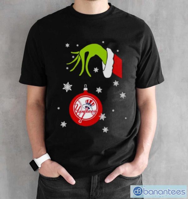 Grinch Hand holding Ornament New York Yankees Snowflake Christmas shirt - Black Unisex T-Shirt