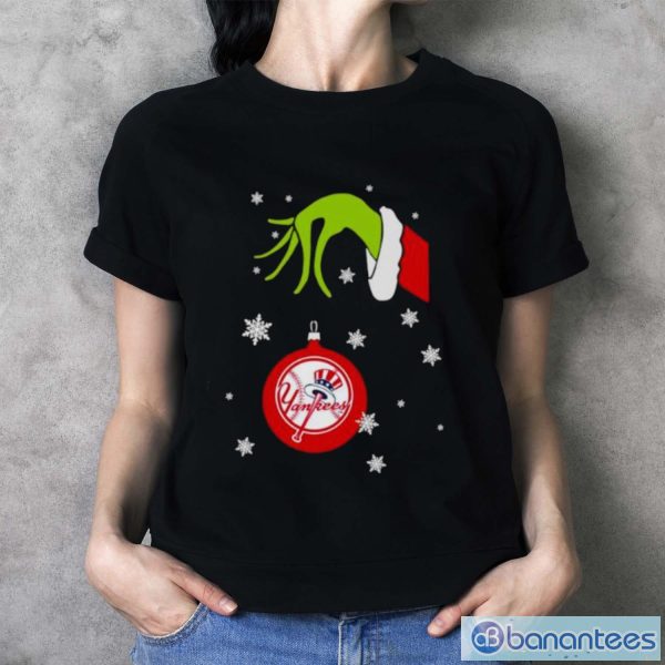 Grinch Hand holding Ornament New York Yankees Snowflake Christmas shirt - Ladies T-Shirt