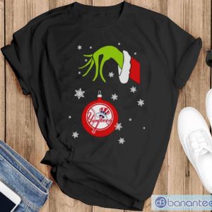 Grinch Hand holding Ornament New York Yankees Snowflake Christmas shirt - Black T-Shirt