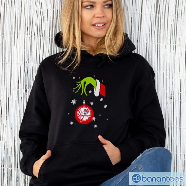 Grinch Hand holding Ornament New York Yankees Snowflake Christmas shirt - Unisex Hoodie