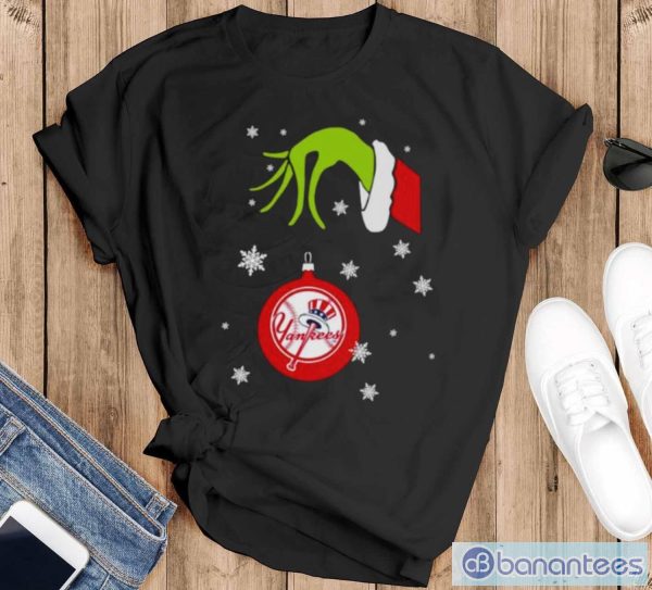 Grinch Hand holding Ornament New York Yankees Snowflake Christmas shirt - Black T-Shirt