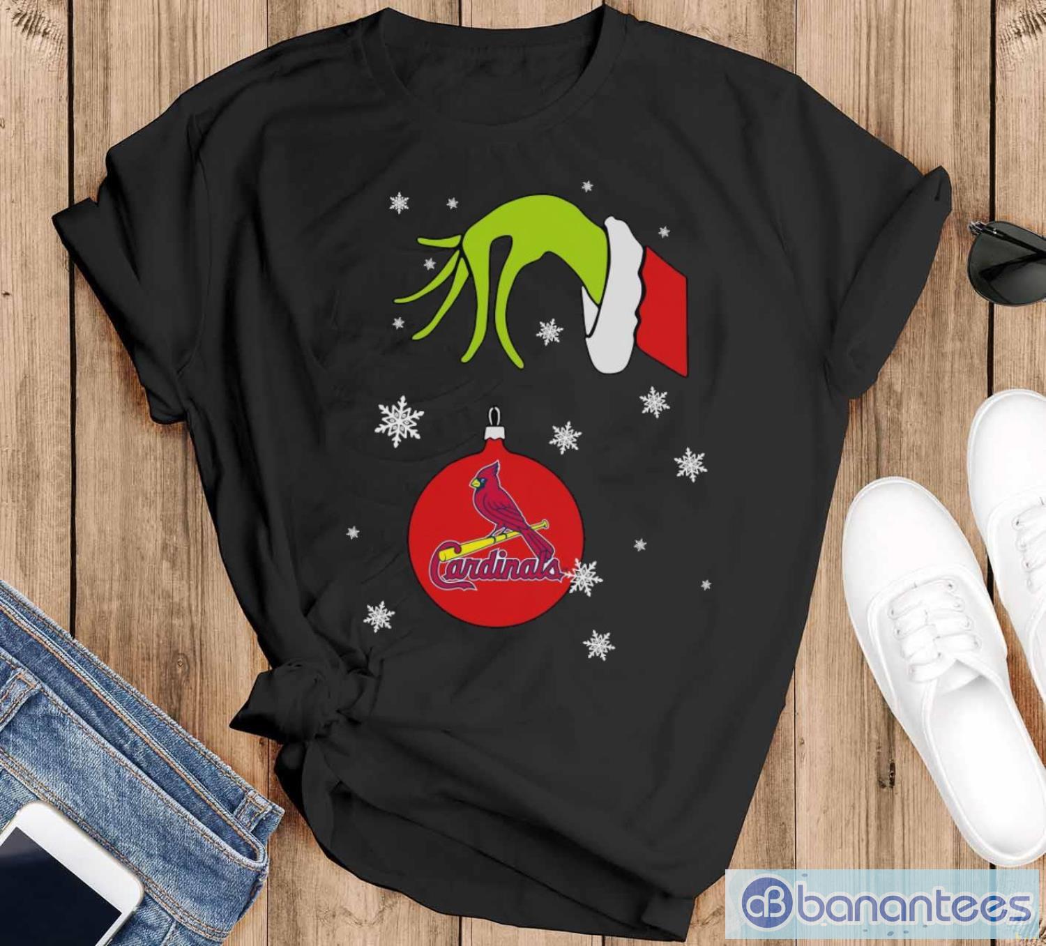 grinch hand holding ornament stlouis cardinals snowflake christmas sweater image Grinch Hand holding Ornament St.Louis Cardinals Snowflake Christmas Sweater - Black T-Shirt