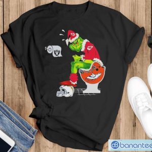 Kansas City Chiefs Grinch Shitting On Toilet Denver Broncos And Other Teams Christmas Sweatshirt - Black T-Shirt