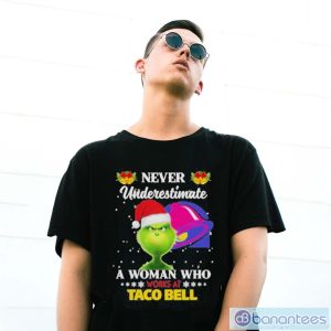 Official christmas 2022 The Grinch Santa Hat Never Underestimate A Woman Who Works At Taco Bell Sweater - G500 Gildan T-Shirt
