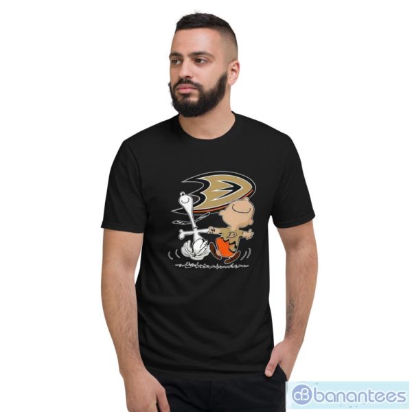 Nhl Anaheim Ducks Charlie Brown Snoopy Dancing Shirt - Short Sleeve T-Shirt