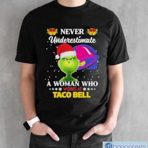 Official christmas 2022 The Grinch Santa Hat Never Underestimate A Woman Who Works At Taco Bell Sweater - Black Unisex T-Shirt