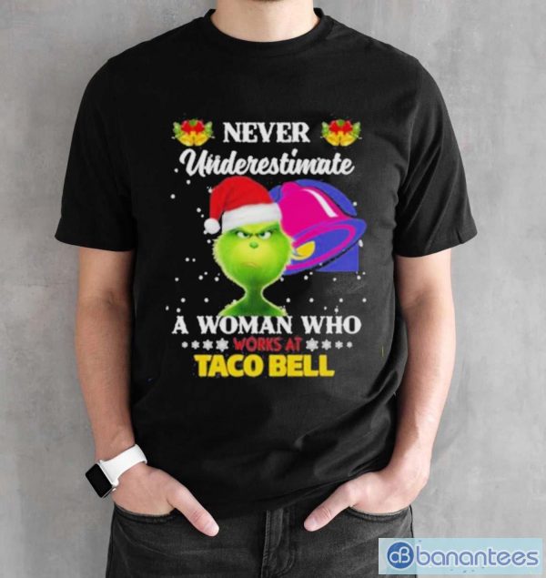Official christmas 2022 The Grinch Santa Hat Never Underestimate A Woman Who Works At Taco Bell Sweater - Black Unisex T-Shirt