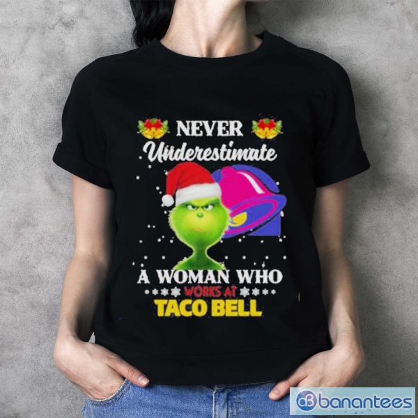Official christmas 2022 The Grinch Santa Hat Never Underestimate A Woman Who Works At Taco Bell Sweater - Ladies T-Shirt