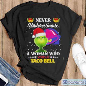 Official christmas 2022 The Grinch Santa Hat Never Underestimate A Woman Who Works At Taco Bell Sweater - Black T-Shirt
