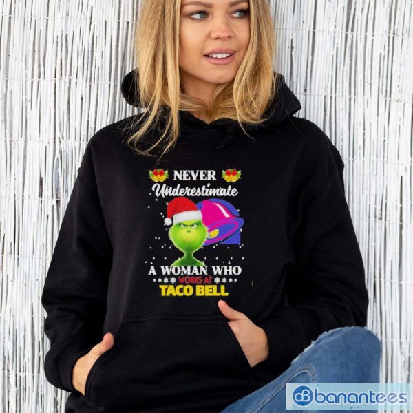 Official christmas 2022 The Grinch Santa Hat Never Underestimate A Woman Who Works At Taco Bell Sweater - Unisex Hoodie