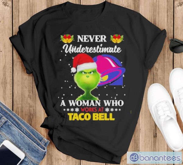 Official christmas 2022 The Grinch Santa Hat Never Underestimate A Woman Who Works At Taco Bell Sweater - Black T-Shirt