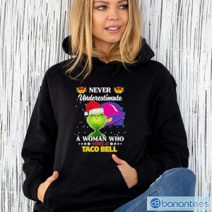Official christmas 2022 The Grinch Santa Hat Never Underestimate A Woman Who Works At Taco Bell Sweater - Unisex Hoodie