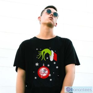 Grinch Hand holding Ornament New York Yankees Snowflake Christmas shirt - G500 Gildan T-Shirt
