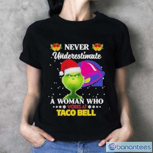 Official christmas 2022 The Grinch Santa Hat Never Underestimate A Woman Who Works At Taco Bell Sweater - Ladies T-Shirt