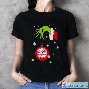 Grinch Hand holding Ornament New York Yankees Snowflake Christmas shirt - Ladies T-Shirt
