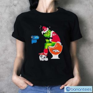 The Grinch Kansas City Chiefs Shitting On Toilet Denver Broncos And Other Teams 2023 Shirt - Ladies T-Shirt