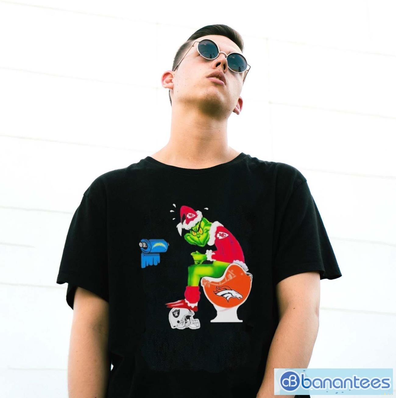 the grinch kansas city chiefs shitting on toilet denver broncos and other teams 2023 shirt 2 image The Grinch Kansas City Chiefs Shitting On Toilet Denver Broncos And Other Teams 2023 Shirt - G500 Gildan T-Shirt
