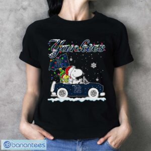 New York Yankees Snoopy And Woodstock Driving Car Cute Snoopy Limited Edition Shirt - Ladies T-Shirt