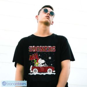 Oklahoma Sooners Snoopy And Woodstock Driving Car Cute Snoopy Limited Edition Shirt - G500 Gildan T-Shirt