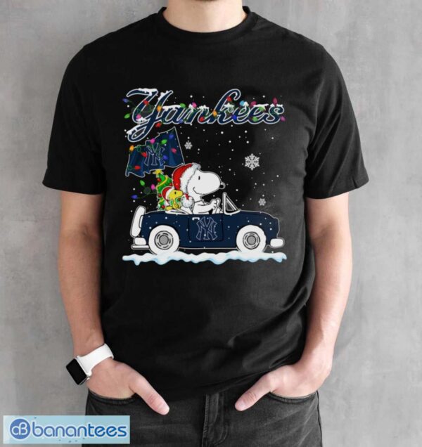 New York Yankees Snoopy And Woodstock Driving Car Cute Snoopy Limited Edition Shirt - Black Unisex T-Shirt