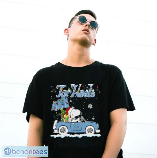 North Carolina Tar Heels Snoopy And Woodstock Driving Car Cute Snoopy Limited Edition Shirt - G500 Gildan T-Shirt
