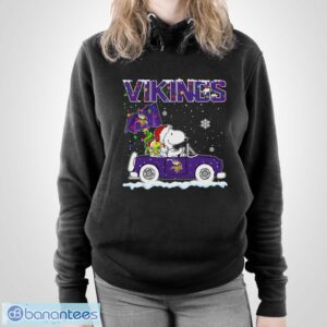 Minnesota Vikings Snoopy And Woodstock Driving Car Shirt Sweatshirt Hoodie - Unisex Pullover Hoodie