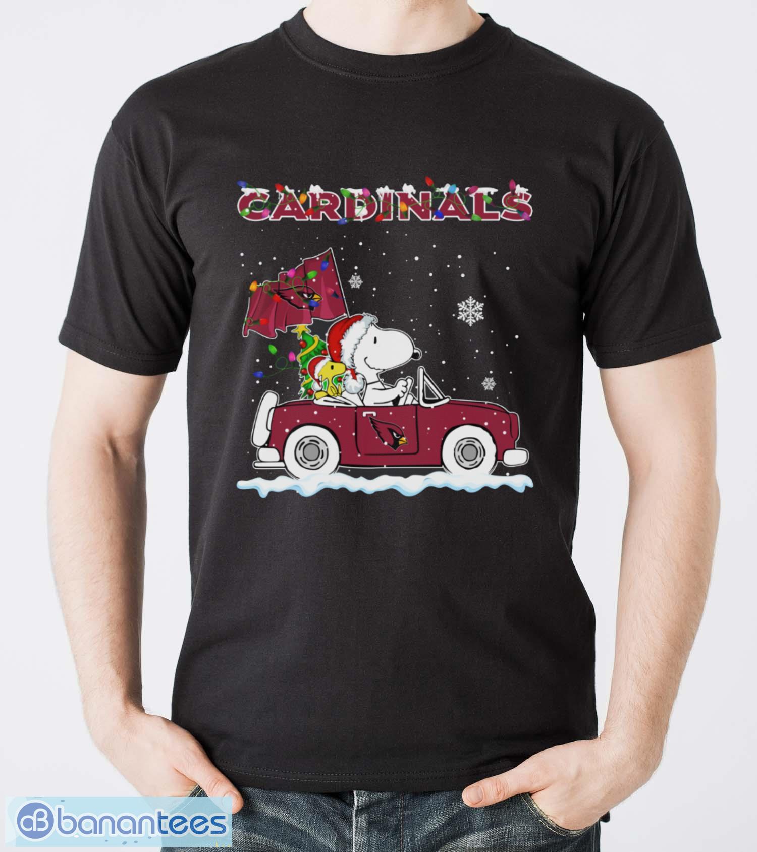 arizona cardinals snoopy and woodstock driving car shirt sweatshirt hoodie image Arizona Cardinals Snoopy And Woodstock Driving Car Shirt Sweatshirt Hoodie - Men T-Shirt