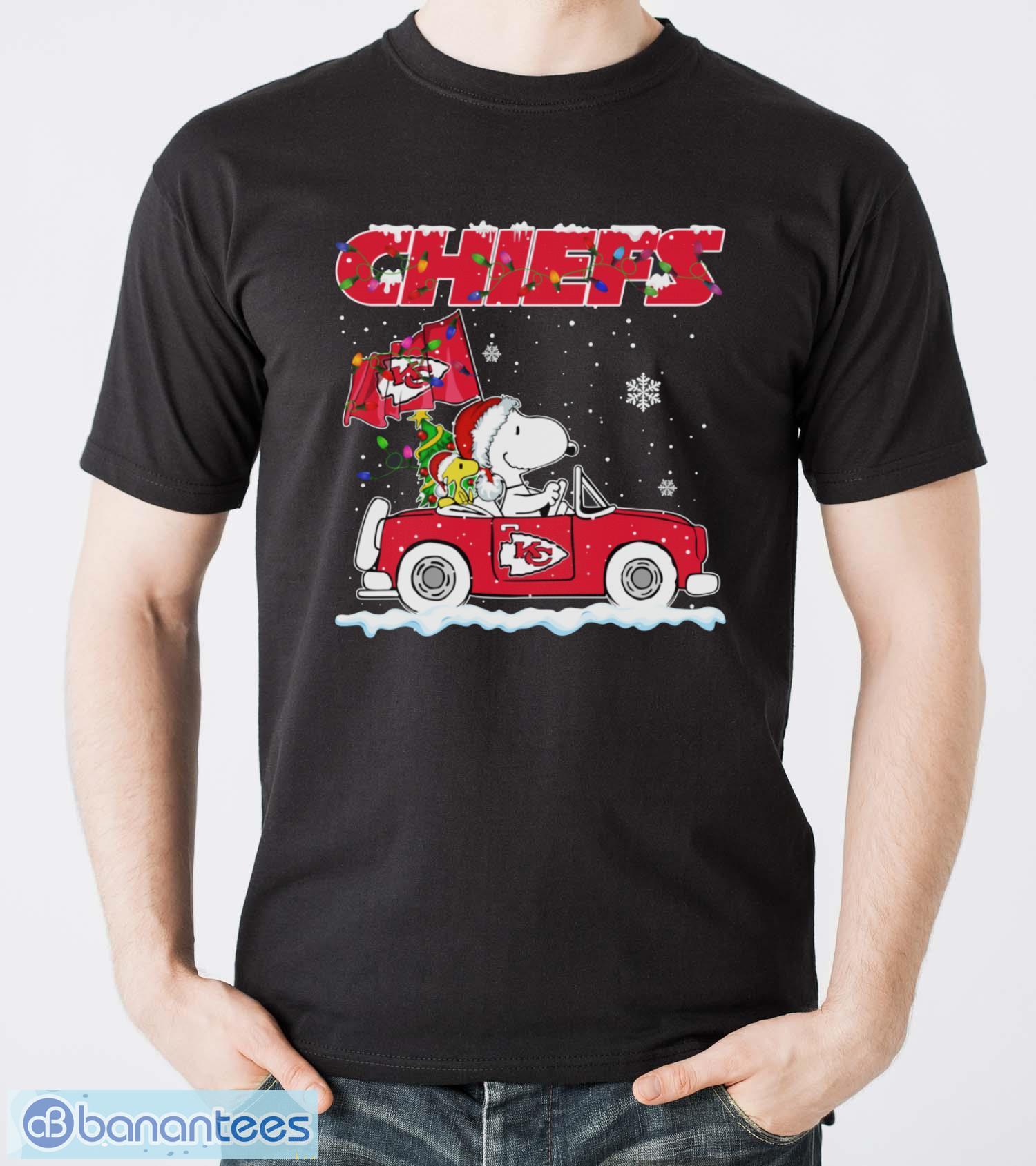 kansas city chiefs snoopy and woodstock driving car shirt sweatshirt hoodie image Kansas City Chiefs Snoopy And Woodstock Driving Car Shirt Sweatshirt Hoodie - Men T-Shirt