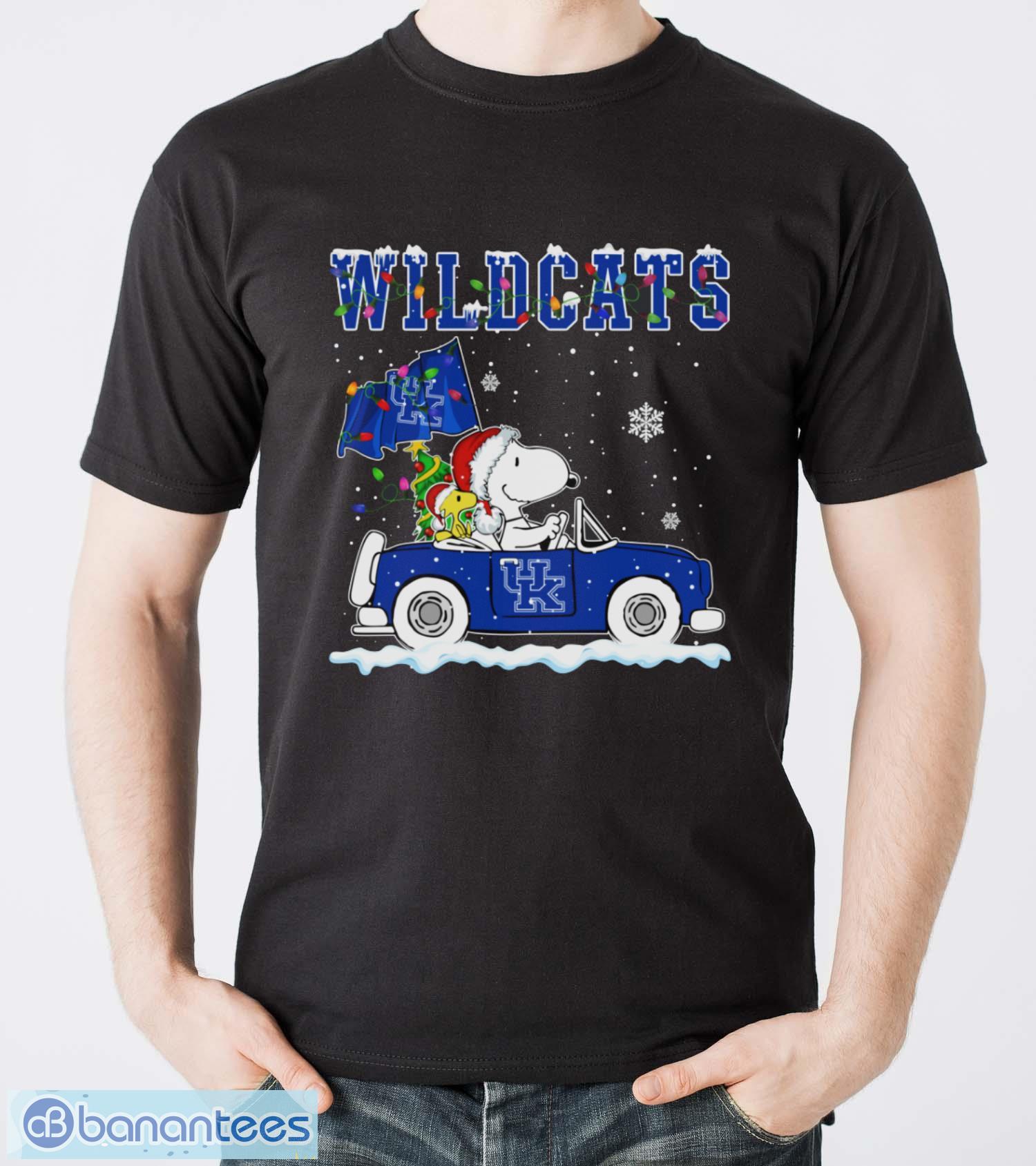 kentucky wildcats snoopy and woodstock driving car shirt sweatshirt hoodie image Kentucky Wildcats Snoopy And Woodstock Driving Car Shirt Sweatshirt Hoodie - Men T-Shirt