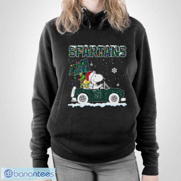 Michigan State Spartans Snoopy And Woodstock Driving Car Shirt Sweatshirt Hoodie - Unisex Pullover Hoodie