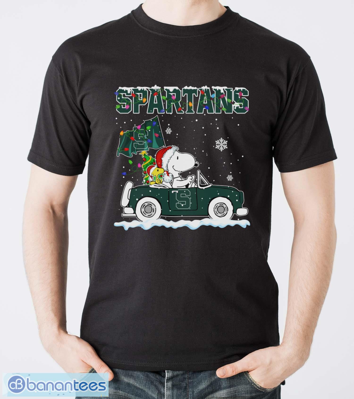 michigan state spartans snoopy and woodstock driving car shirt sweatshirt hoodie image Michigan State Spartans Snoopy And Woodstock Driving Car Shirt Sweatshirt Hoodie - Men T-Shirt
