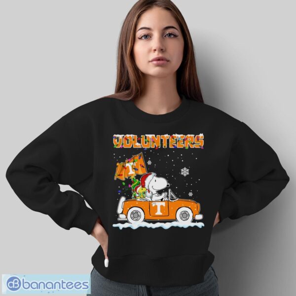 Tennessee Volunteers Snoopy And Woodstock Driving Car Shirt Sweatshirt Hoodie - Sweatshirt