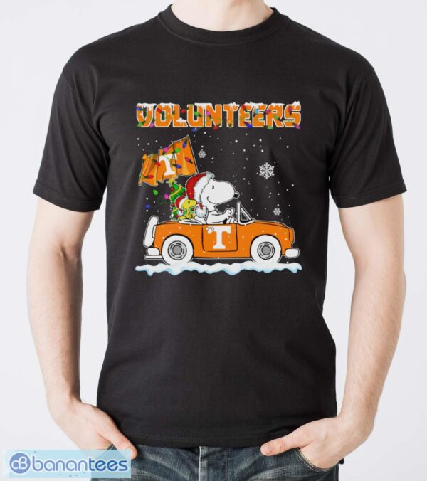 Tennessee Volunteers Snoopy And Woodstock Driving Car Shirt Sweatshirt Hoodie - Men T-Shirt