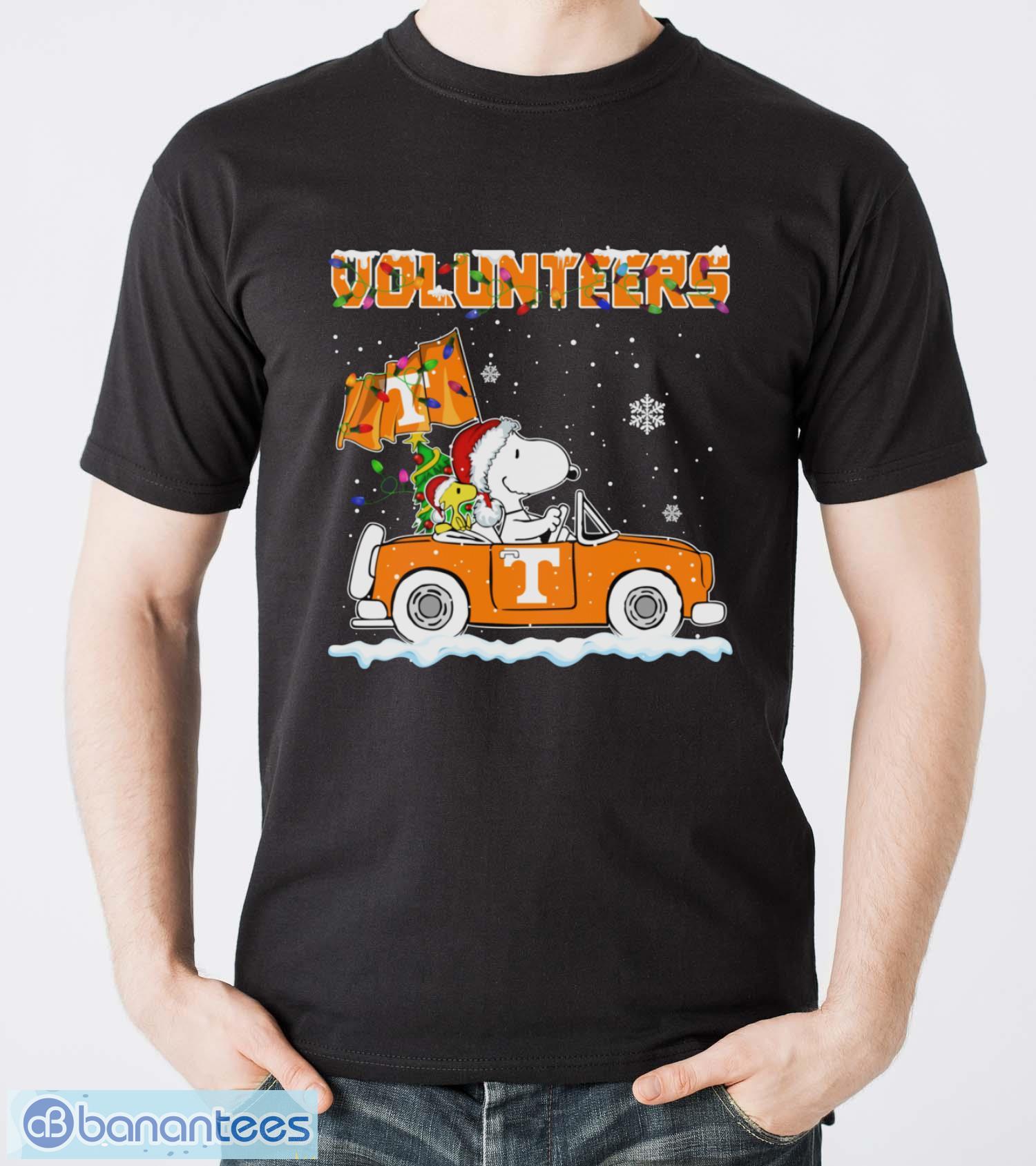 tennessee volunteers snoopy and woodstock driving car shirt sweatshirt hoodie image Tennessee Volunteers Snoopy And Woodstock Driving Car Shirt Sweatshirt Hoodie - Men T-Shirt